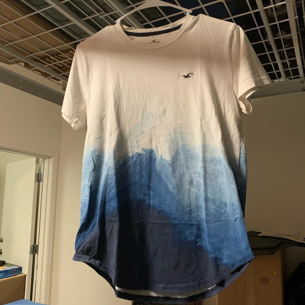 XS Hollister ocean rounded t-shirt